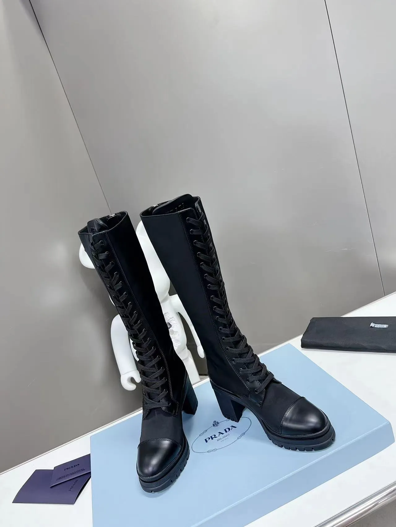 👟👟Ex-factory price 700👟👟 2022SSS re-launches the new and newest boot length of Poundala —————————— 💥PRADA’s spring morning T catwalk show is the same model "Dream City Night". Prada can focus on the right scene. It has a fresh breeze with a sense of luxury. It is perfect on the feet. 💃💃 Wear it with the matching shoes. It is elegant and high-quality, crystal clear and has various qualities. The materials are uniquely designed by the company and must be zero-edged. The entire series is full of exciting and interesting combinations of exterior elements. Different materials and textured fabrics express a strong artistic flavor. You can slightly appreciate the changing styles of Prada girls. 1⃣Upper: matte glossy open edge scarlet, 2⃣Lining: imported sheepskin lining 3⃣Outsole: original Italian large color original 4⃣🔺original foot pads, size female 35M-40M